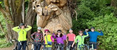 Goofy cyclists in front of Bruun Idun
